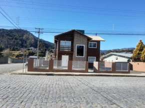 Belíssima casa com lareira interna.
